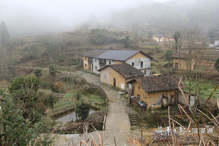 在“八角樓燈光”的照耀下，神山村實(shí)現(xiàn)了由山區(qū)到景區(qū)的歷史性跨越，交出了一份脫貧攻堅(jiān)的“漂亮”答卷。如今的神山村，正在鄉(xiāng)村振興的大道上闊步前行。圖1為神山村農(nóng)村住房舊貌（圖片由茅坪鎮(zhèn)提供）.jpg